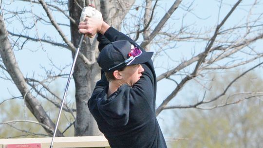 Eagles Win District Golf Title Led by Five Individual State Qualifiers