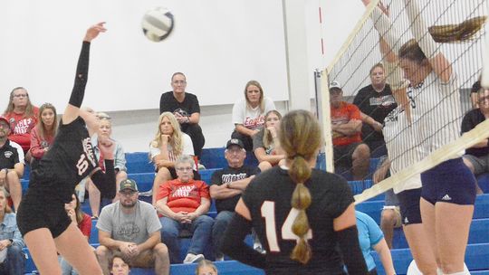 Johnson-Brock Volleyball Goes 2-1 at MUDECAS Tourney