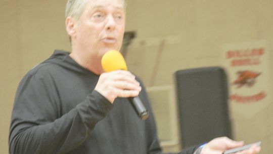 Motivational Speaker Bill Busch Talks to Sterling Youth and Parents