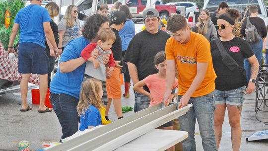 Peru Residents Dodge Rainfalls for Old Man River Days Celebrations