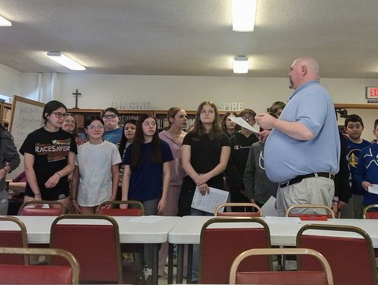 Auburn Middle School Students Entertain Seniors