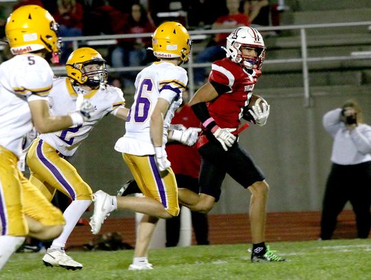 Bulldogs Route Pioneers in Home Finale; Travel to Chadron for Playoffs Friday