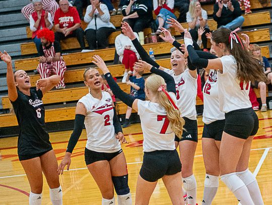 Knippelmeyer, Pelican Duo Leads Lady Eagles in Sweep of Jets