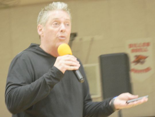 Motivational Speaker Bill Busch Talks to Sterling Youth and Parents