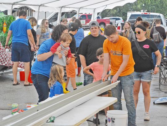 Peru Residents Dodge Rainfalls for Old Man River Days Celebrations