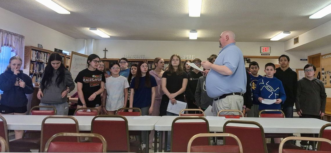 Auburn Middle School Students Entertain Seniors