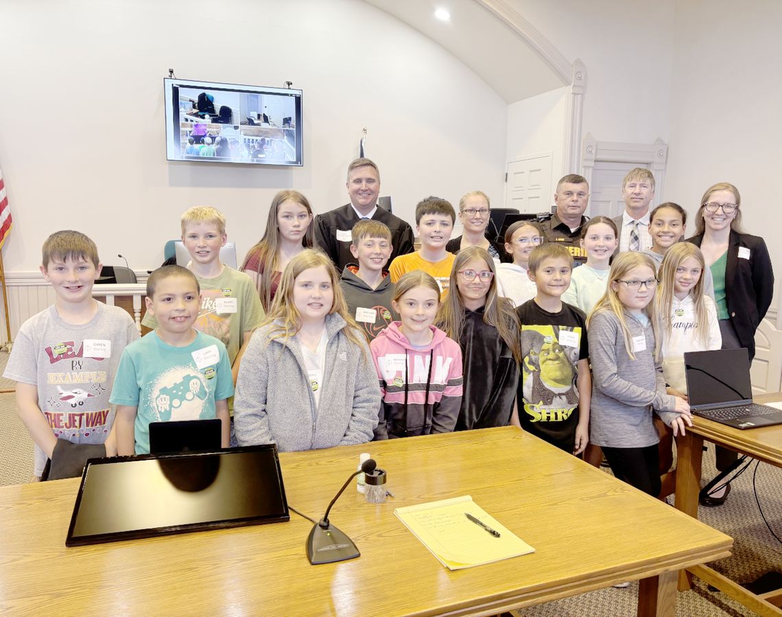 Fifth-Graders Hold Trial, Tour Johnson County Courthouse