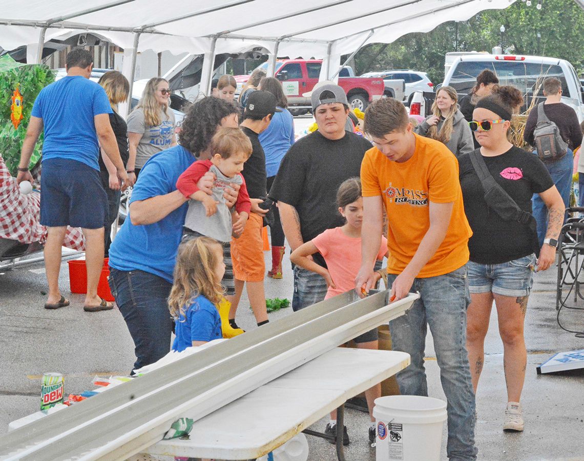 Peru Residents Dodge Rainfalls for Old Man River Days Celebrations