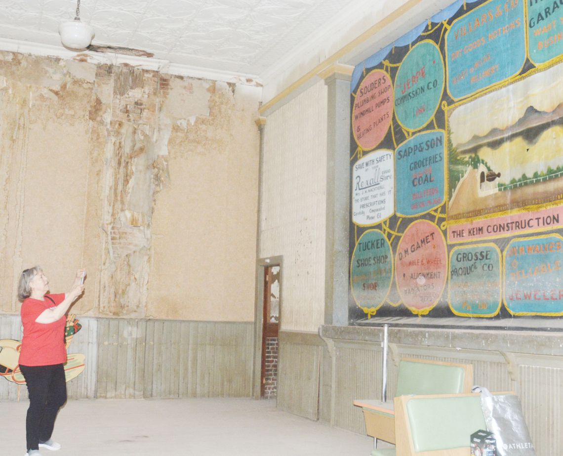 Spectators Tour Tecumseh Opera House on July 4